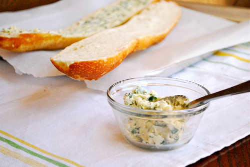 Putting on the Spread Homemade Garlic Bread recipe and images by Lacey Baier, a sweet pea chef