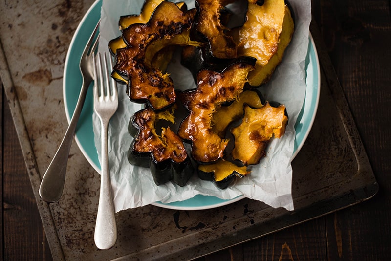 How To Roast Acorn Squash | Learn how to roast acorn squash for an easy autumn fall side dish.  This easy roasted acorn squash is sweet but without any refined sugars and just 4 ingredients. | A Sweet Pea Chef
