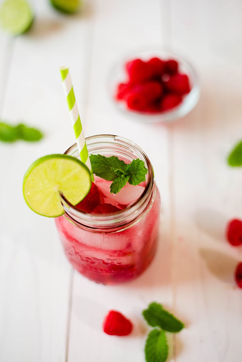 Non-Alcoholic Raspberry Mojito | Perfect for a baby shower, kids party, or lazy day at the pool. www.asweetpeachef.com