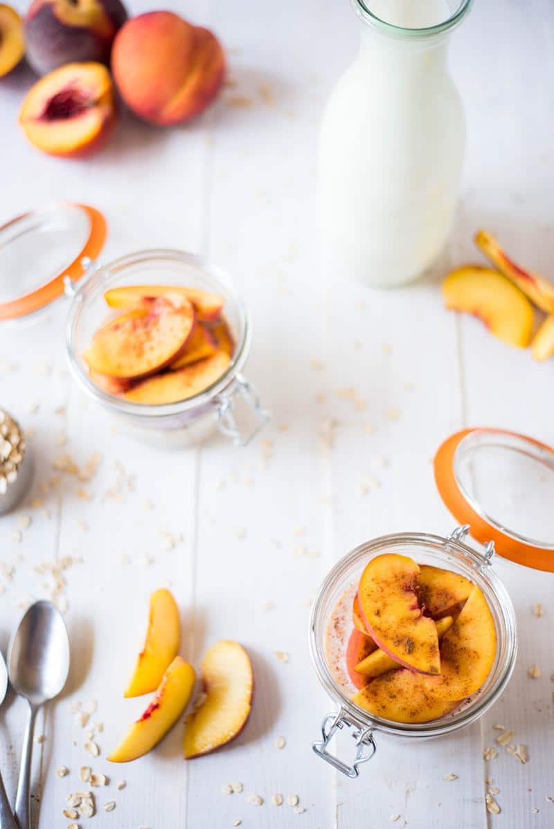 Fresh Peach Cobbler Overnight Oats | Combines fresh peaches with the perfect balance of sweet and spice. www.asweetpeachef.com