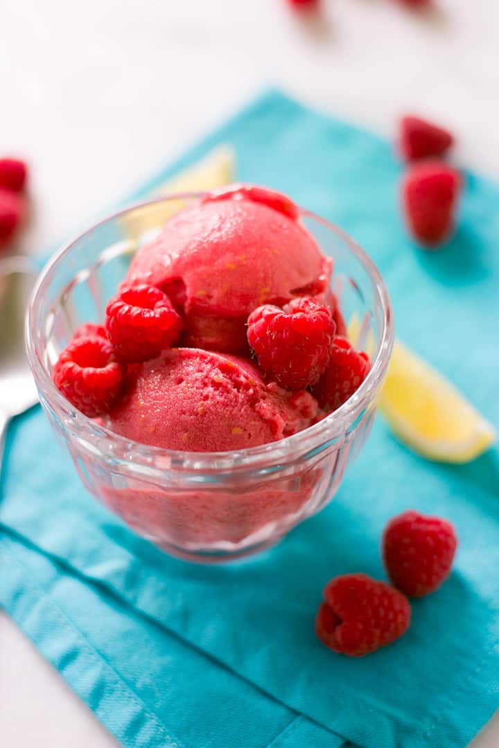 Raspberry Sorbet / Raspberry sorbet is het verfrissende, fruitige dessert van je dromen! Gemaakt met slechts 3 eenvoudige ingrediënten, zelfgemaakte frambozen sorbet is laag in calorieën, glutenvrij, en zuivel-vrij! /A Sweet Pea Chef